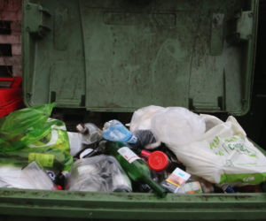 Śmieci drożeją a zalegają w śmietnikach