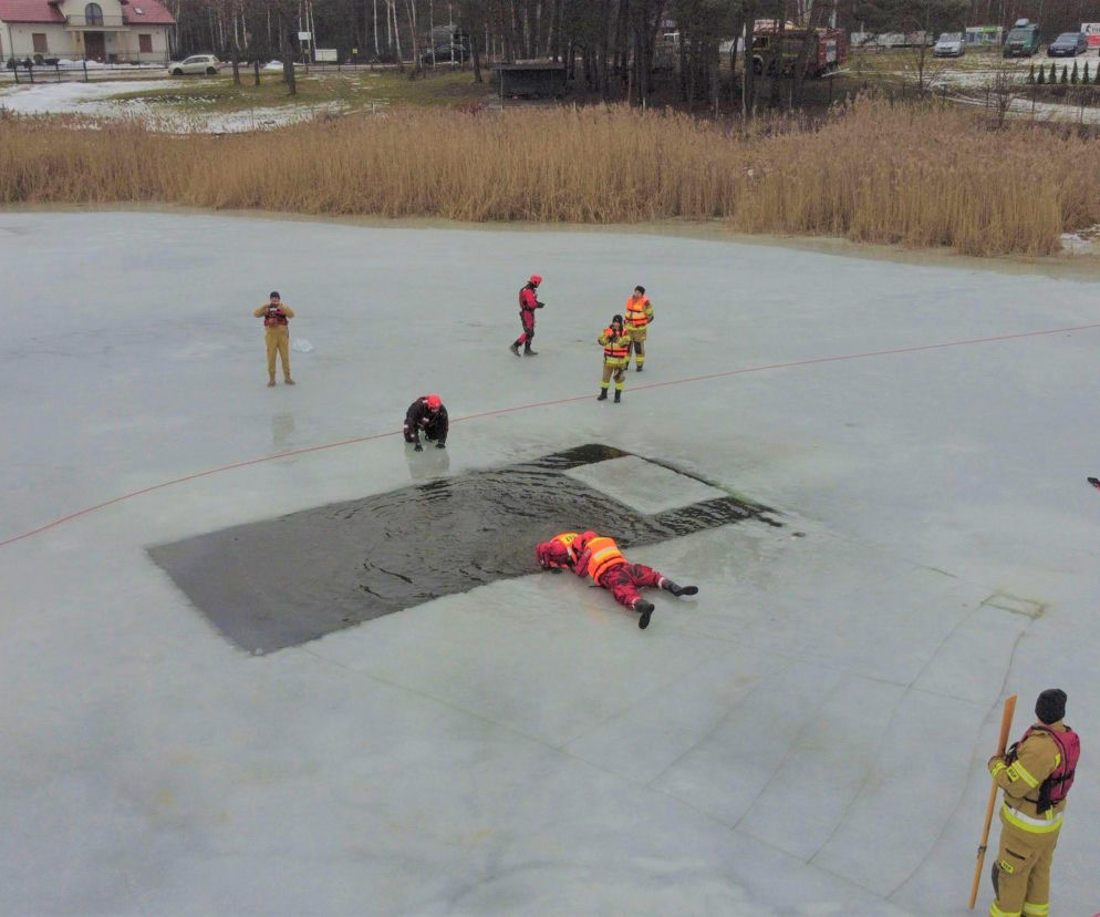 Manewry lodowe na zalewie w Domaniowie. Radomscy ratownicy WOPR szkolili strażaków ochotników 