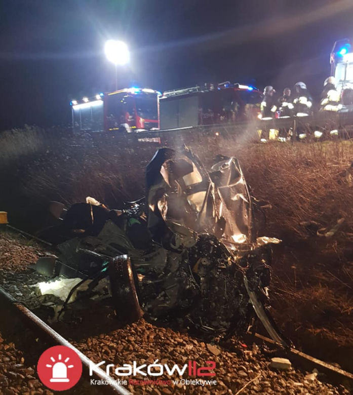 Samochód całkowicie ZMIAŻDŻONY przez pociąg!
