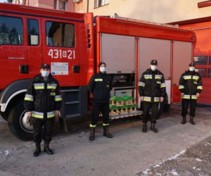 Strażacy z Hajnówki kupili kilkanaście karmników. Pomogą nie tylko ptakom [ZDJĘCIA]