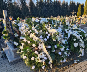 Groby Wiktorii i Konrada utonęły w kwiatach. Pochowali ich w święto zakochanych