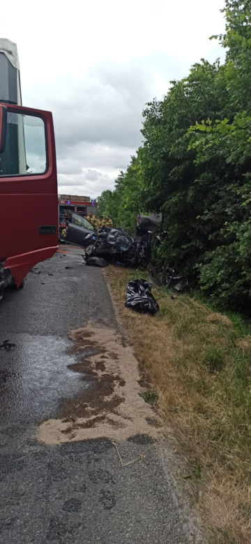 Śmiertelny wypadek w Małopolsce. Auto dosłownie wbiło się w ciężarówkę