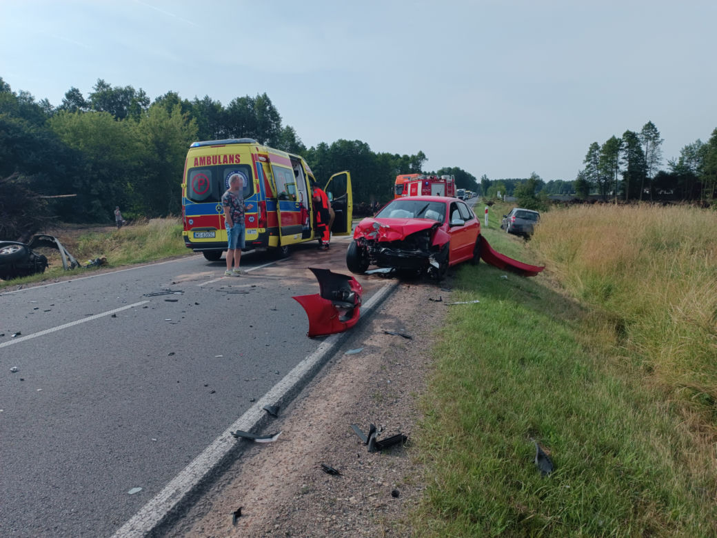 Roztrzaskali się na drodze. Dramatyczny wypadek, strażacy wycinali ludzi z wraków