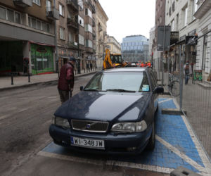 Armagedon w centrum Warszawy. Auta w kolejce do wypisania mandatów! Rozkopują pl. Pięciu Rogów