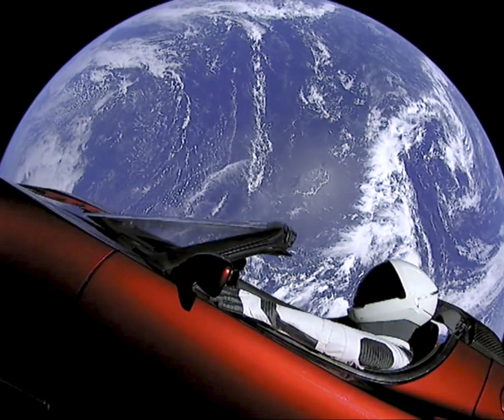 Miliarder posłał auto w kosmos! Tesla leci na orbitę Marsa