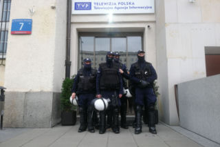 Szpaler policji i barierki pod siedzibą TVP! WŚCIEKŁY TŁUM walczy o wolne media