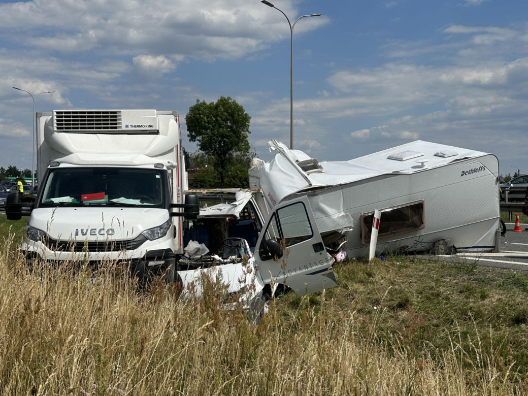 Kamper gruchnął w auto stojące na poboczu. Jedna osoba ranna. Lądował śmigłowiec LPR