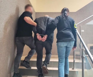 Łysy zbir rzucił się na 71-latkę pod bankiem! Bił kobietę pięścią w twarz, próbując okraść