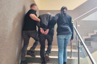 Łysy zbir rzucił się na 71-latkę pod bankiem! Bił kobietę pięścią w twarz, próbując okraść
