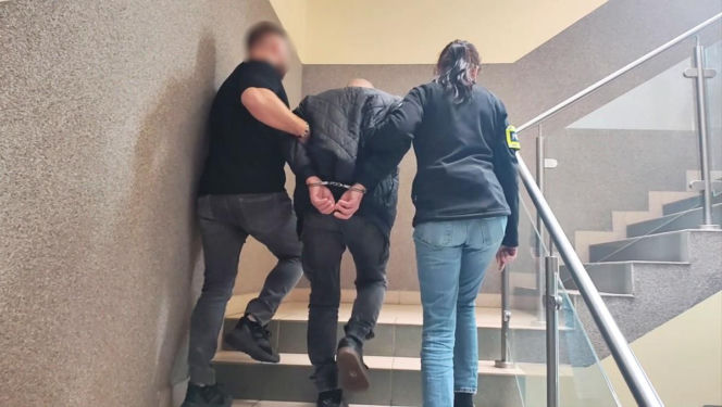 Łysy zbir rzucił się na 71-latkę pod bankiem! Bił kobietę pięścią w twarz, próbując okraść