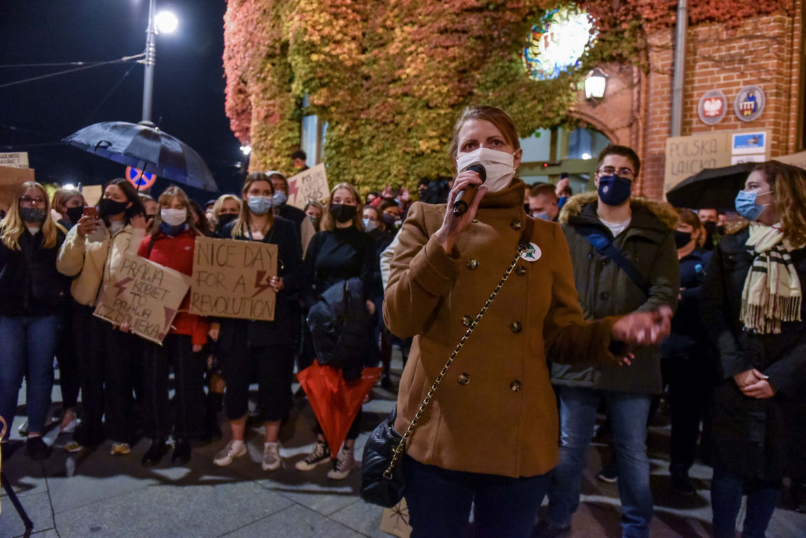 Strajk kobiet w Toruniu. Tańce, straż pod kościołem i wiele więcej - środa (28.10.2020)