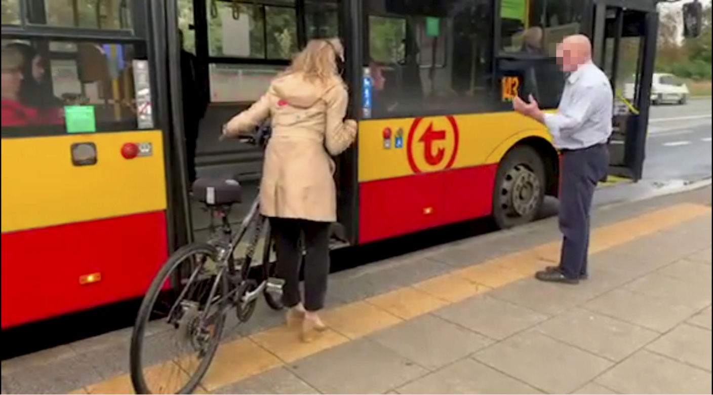  Awantura o przewóz roweru w autobusie w Warszawie. Kierowca nie wpuścił rowerzystki w ulewę. „Jest pani młoda, ma pani siłę, żeby jechać na rowerze”