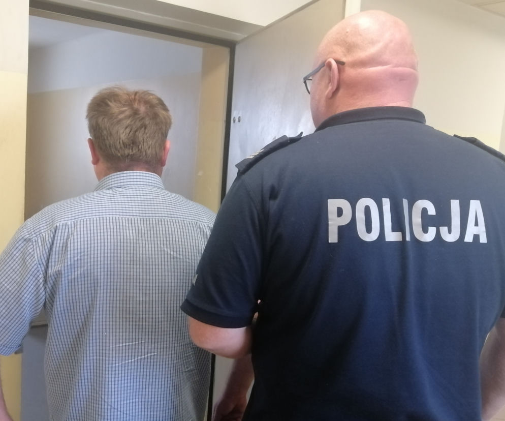 Wjechał w zaparkowane auto, wszystko na oczach policji! Potem chciał wlepić łapówkę!