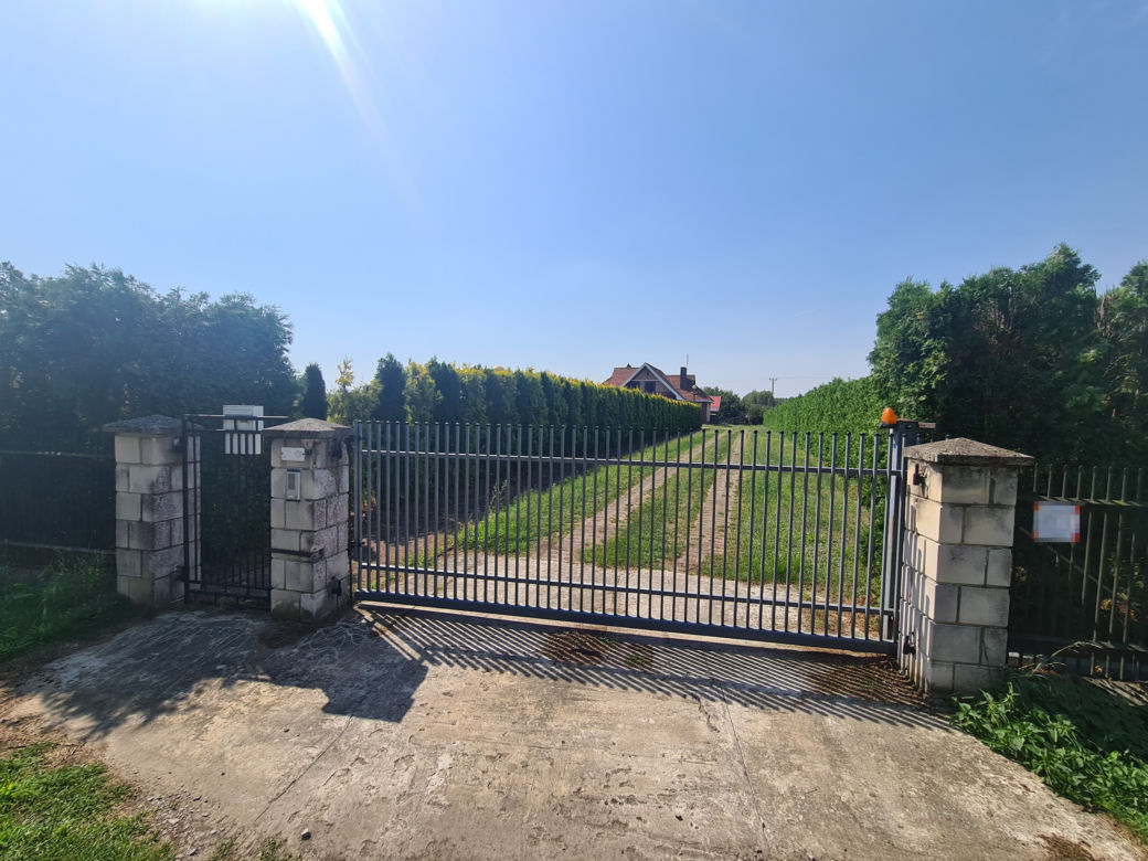 Parafia Domostawa. Ksiądz przelał sobie 2 miliony złotych [GALERIA]