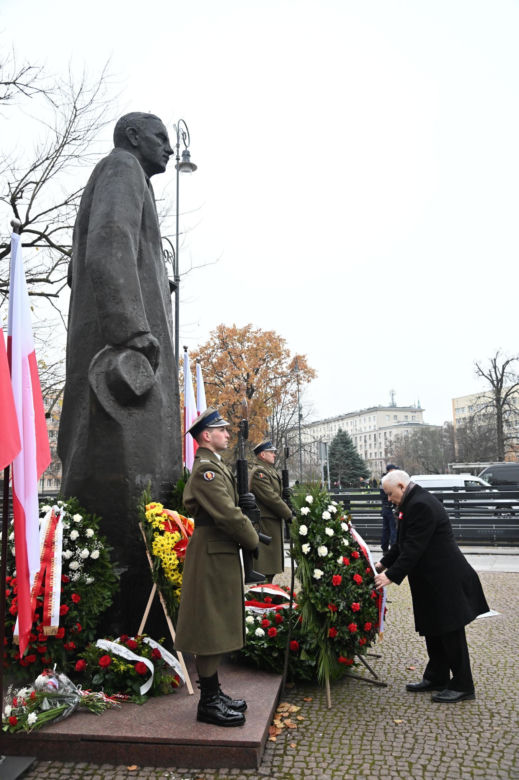 Jarosław Kaczyński wraz z delegacją PiS złożył wieńce przed pomnikami Ojców Niepodległości
