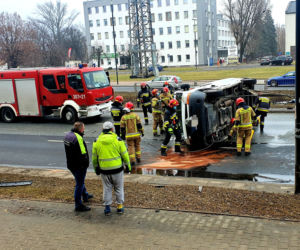 Bus z acetylenem przewrócił się na drogę