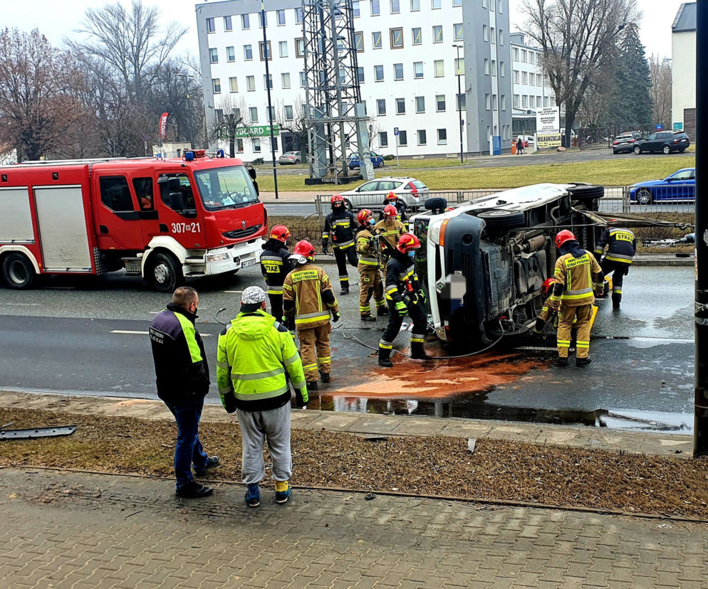 Bus z acetylenem przewrócił się na drogę