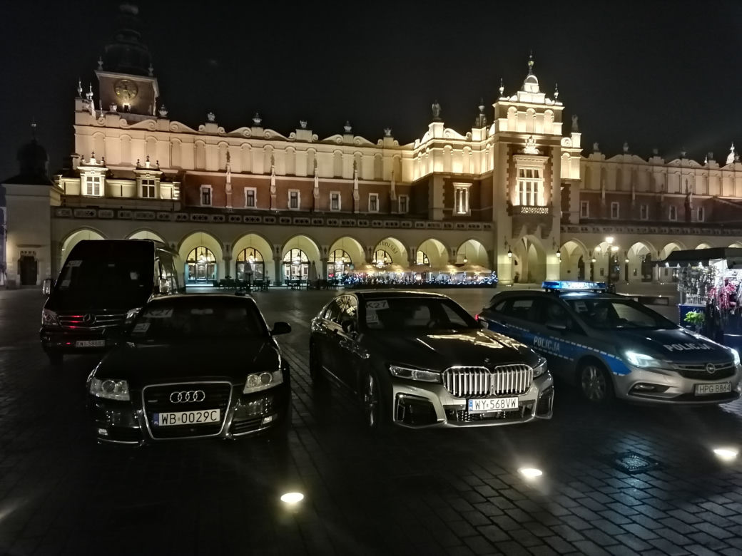 Krakowski Rynek pełen policji i służb