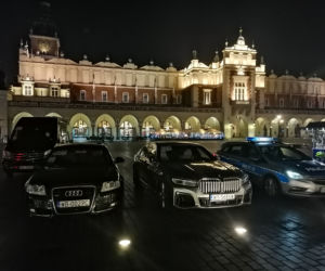 Krakowski Rynek pełen policji i służb