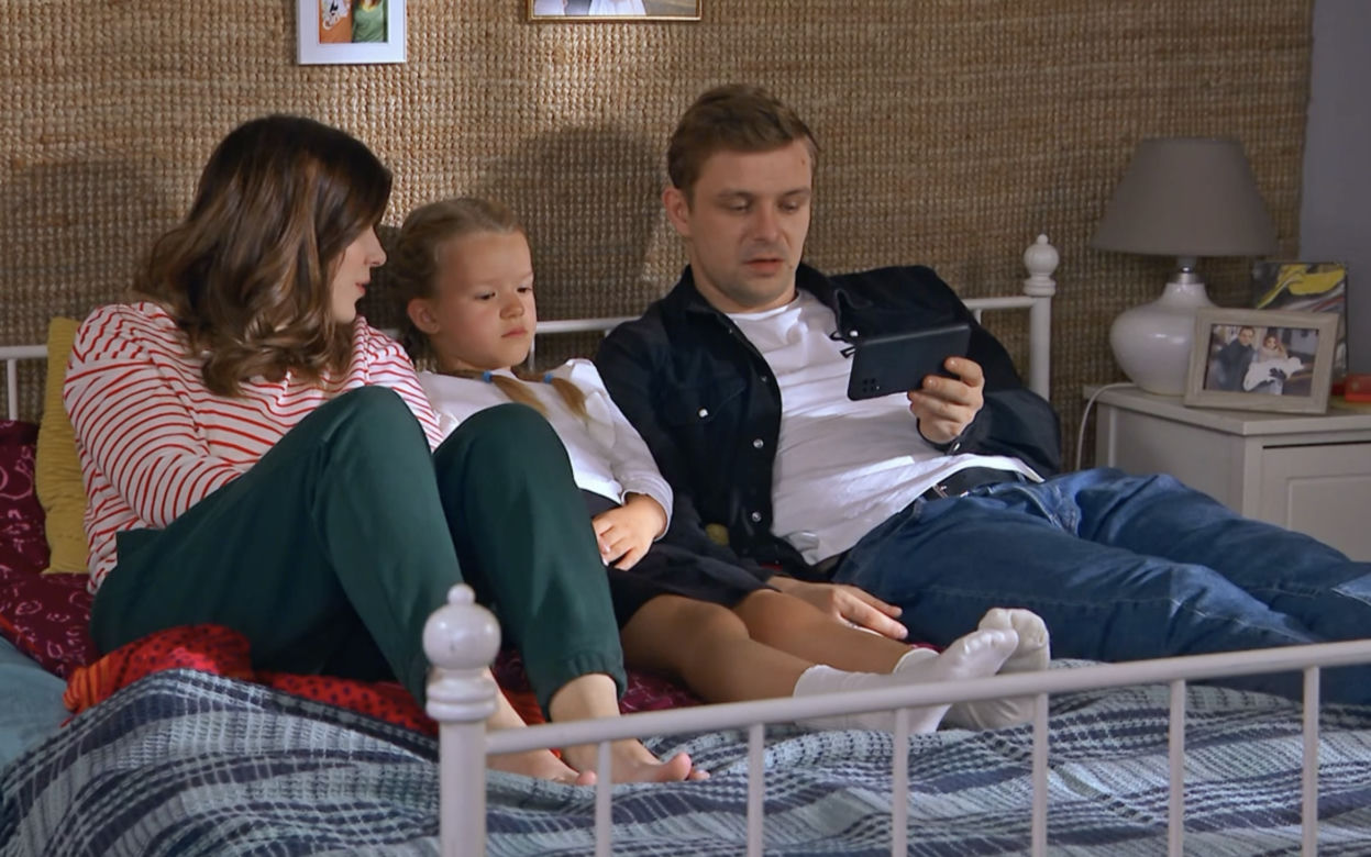 Barwy szczęścia odc. 2775: Hubert (Mark Molak), Marysia (Nina Szumowska), Agata (Natalia Zambrzycka)