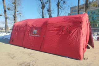 Służby reagują na niskie temparatury. Ogrzewane namioty straży pożarnej stanęły w Radomiu 