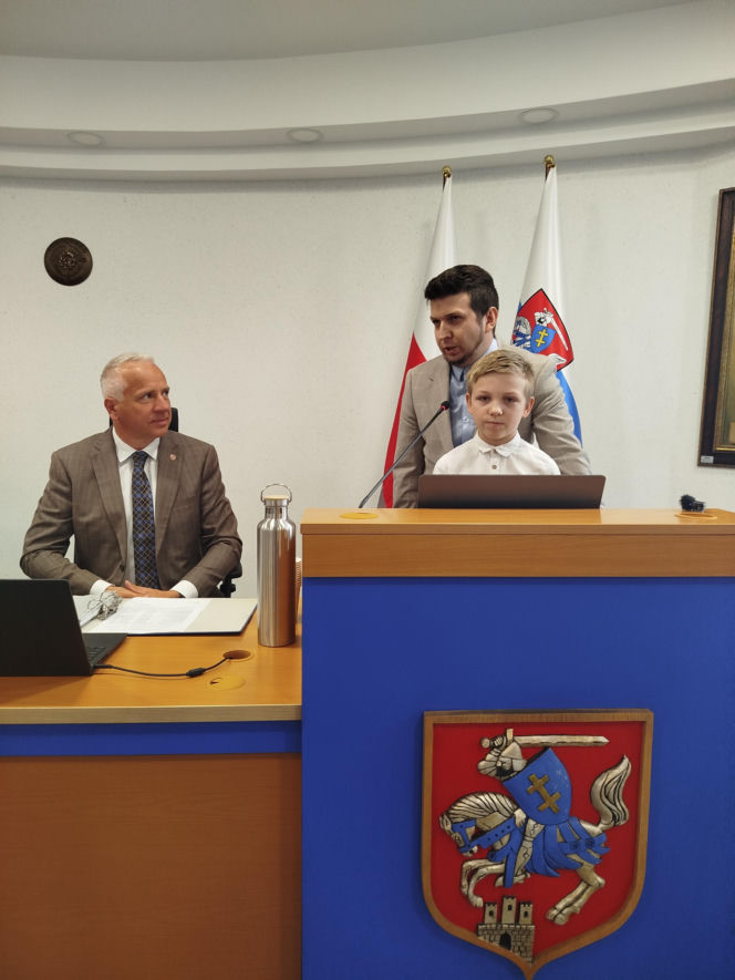 Podczas lipcowej sesji rady miasta władze Siedlec i radni złożyli oficjalne gratulacje 10-letniemu Kubie Lewczukowi – młodemu i bardzo utalentowanemu szachiście, tegorocznemu Mistrzowi Polski w szachach klasycznych, pochodzącemu z Siedlec.