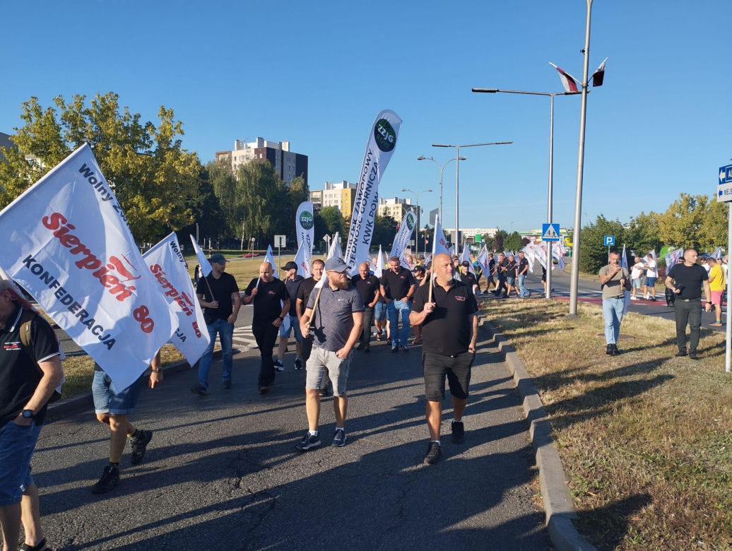 Protest górników w Jastrzębiu-Zdroju. Blokują kluczowe rondo i główne drogi
