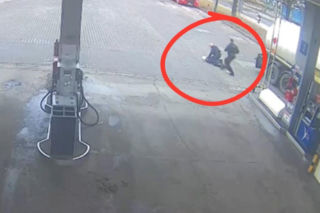 Chwile grozy w Tychach. Mężczyzna z bronią w galerii handlowej