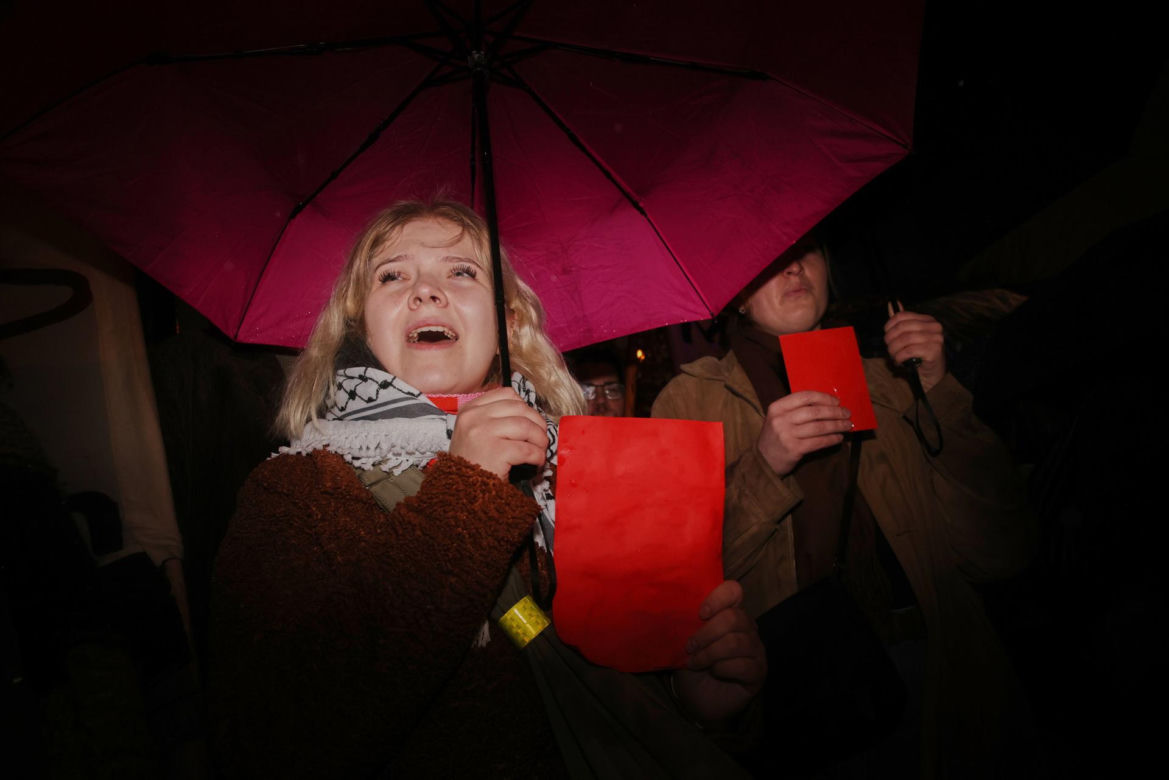 „Czerwona kartka za aborcję” przed Sejmem. Protest w Warszawie