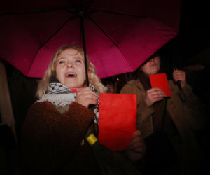 „Czerwona kartka za aborcję” przed Sejmem. Protest w Warszawie