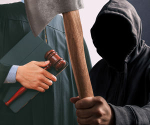 Zbir wszedł do auta z siekierą i napadł kierowcę. Żona w ostatniej chwili uratowała Wiesława