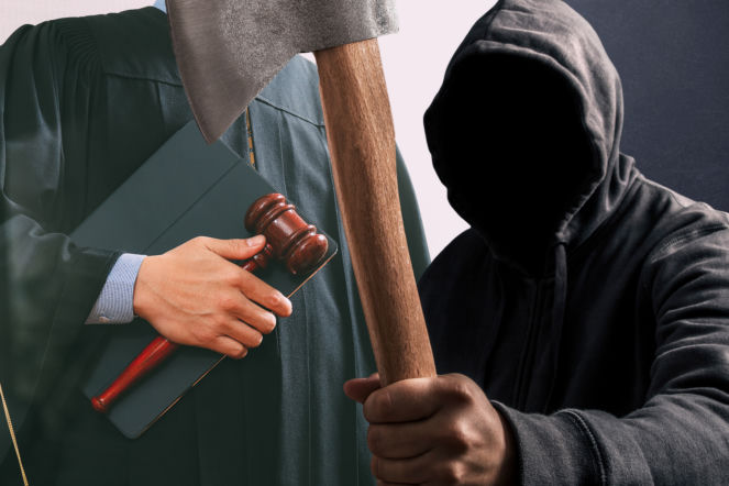 Naćpany zbir z siekierą wsiadł do samochodu. Żona w porę uratowała męża