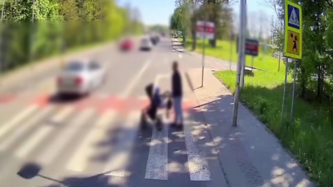 Przejście grozy w Zielonej Górze. Mężczyzna z dzieckiem ryzykowali życiem 