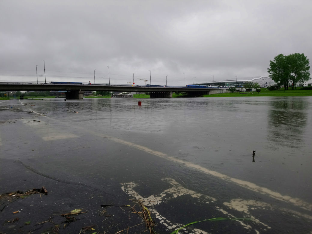 Ulewy w Krakowie 23.05.2019: Wylała Wisła, zalane są bulwary