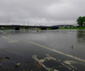 Ulewy w Krakowie 23.05.2019: Wylała Wisła, zalane są bulwary