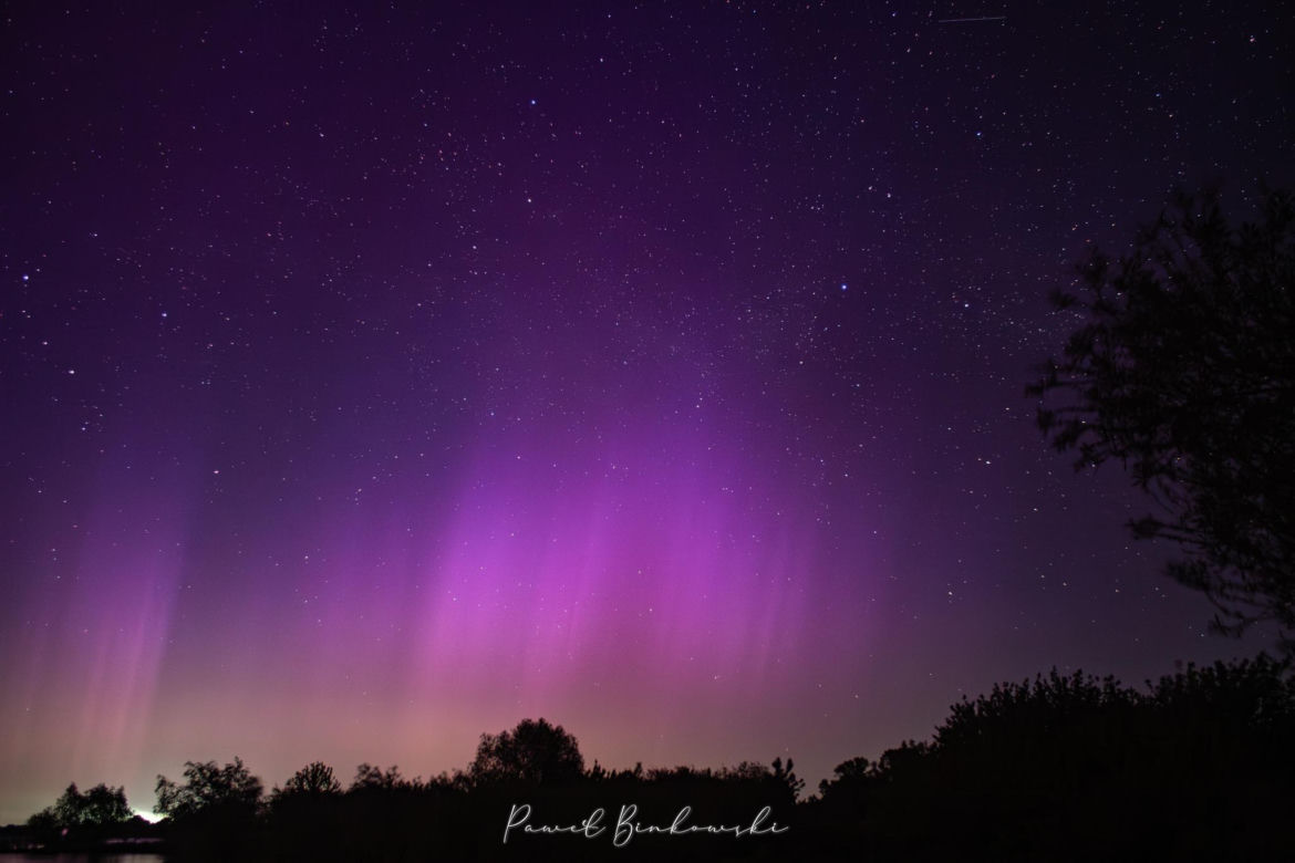 Tak wyglądała zorza polarna na niebie między Bydgoszczą a Toruniem. Miłośnicy astronomii zrobili niesamowite zdjęcia! 