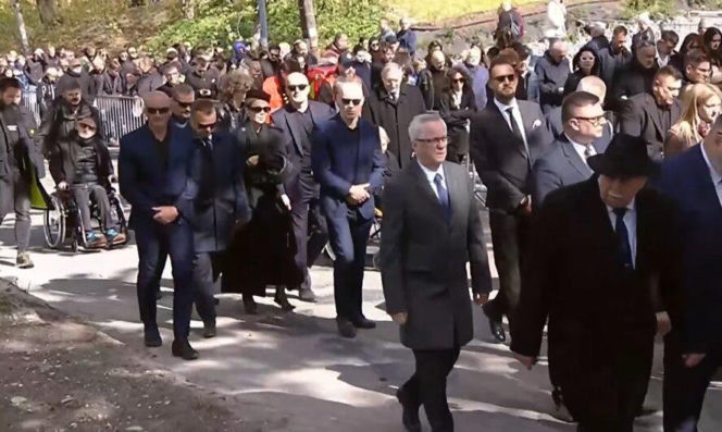 Wzruszona Doda w kondukcie żałobnym na pogrzebie Łukasza Litewki. Piosenkarka żegna zaprzyjaźnionego posła