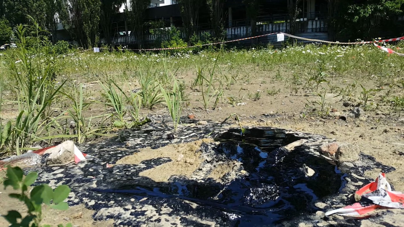 Asfalt wypływa spod ziemi