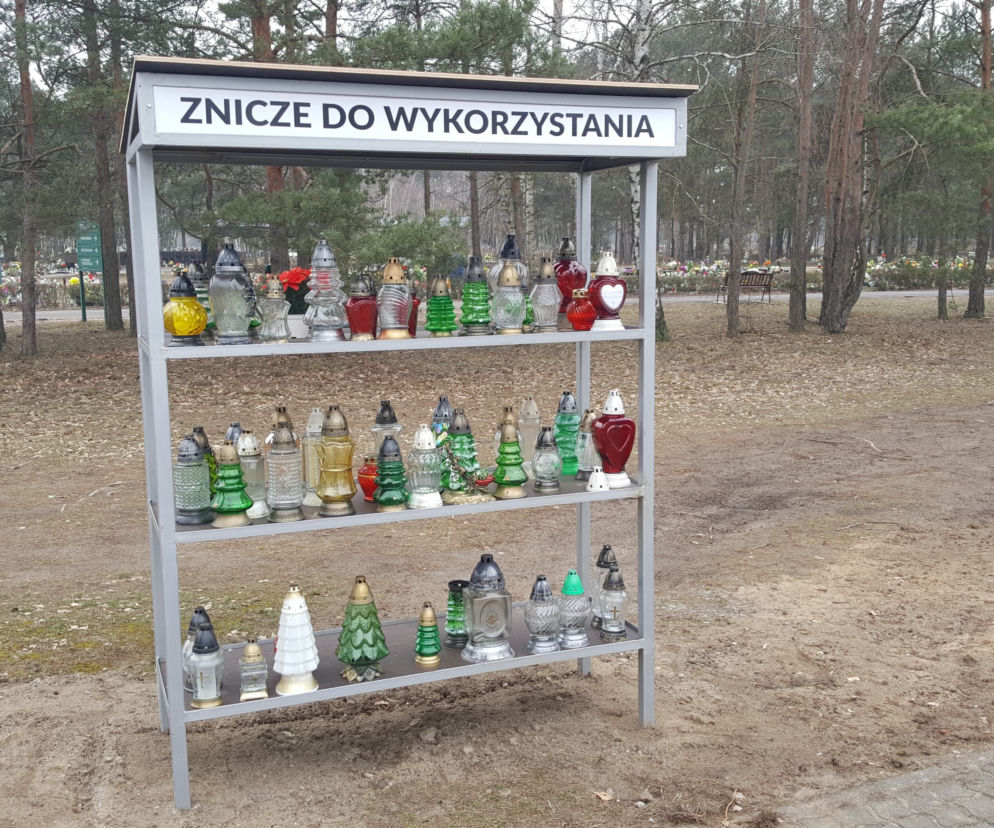 Na cmentarzu w Bydgoszczy pojawiły się półki na... znicze! - To doskonały pomysł!