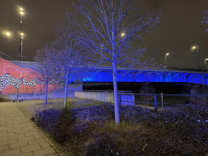 Unoszące się na wodzie ciało