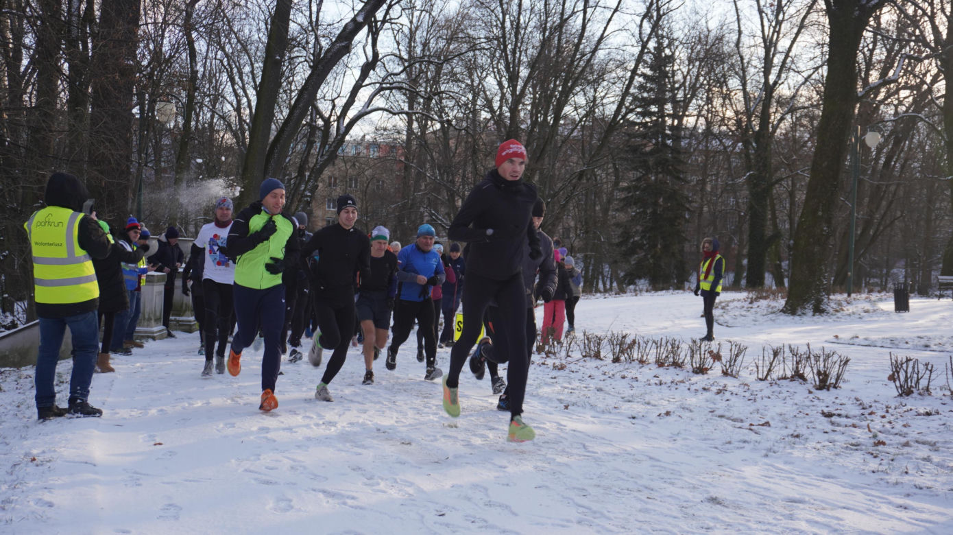 Parkrun w stolicy woj. lubelskiego. Pierwsza sobota 2025 roku na sportowo w Ogrodzie Saskim w Lublinie. Zdjęcia
