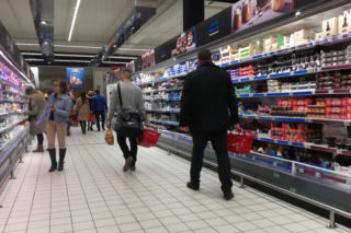 Zbliża się koniec niedzielnych zakupów w Żabkach. Nie będzie też papierosów i hot-dogów