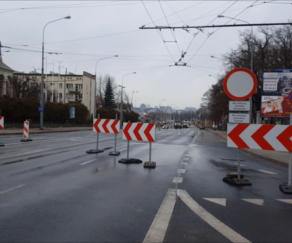Ul. Fabryczna zamknięta, a na objazdach gigantyczne korki [VIDEO]