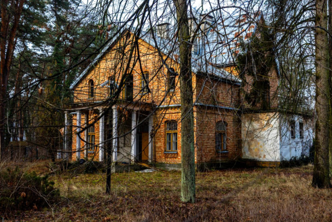 Opuszczona willa w Konstancinie