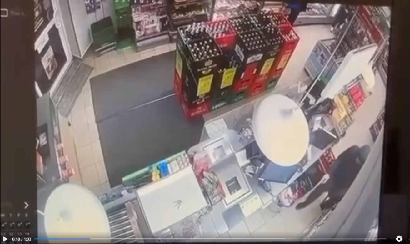 Jest nagranie z krwawego napadu na sklep w Kobyłce. W ruch poszedł nóż [WIDEO]