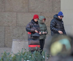 Tomasz Karolak  i Viola Kołakowska na spacerze