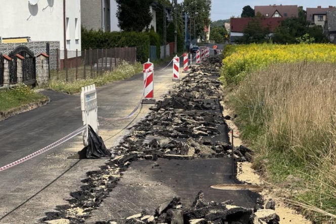 Zniszczony pas asfaltu na drodze w Gliwicach zabezpieczony biało-czerwonymi pachołkami. O sprawie rolnika pisze Eska Śląskie.