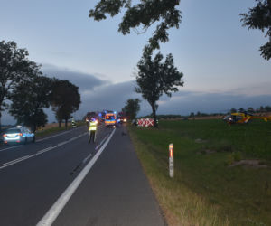 Kierowca ZGINĄŁ, pasażerowie ciężko ranni! Rozerwane auto! ZDJĘCIA z fatalnego wypadku pod Mławą