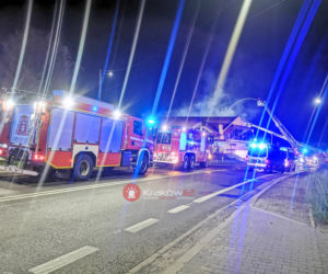 Pożar delikatesów w Michałowicach. Kłęby gęstego dymu było widać z daleka