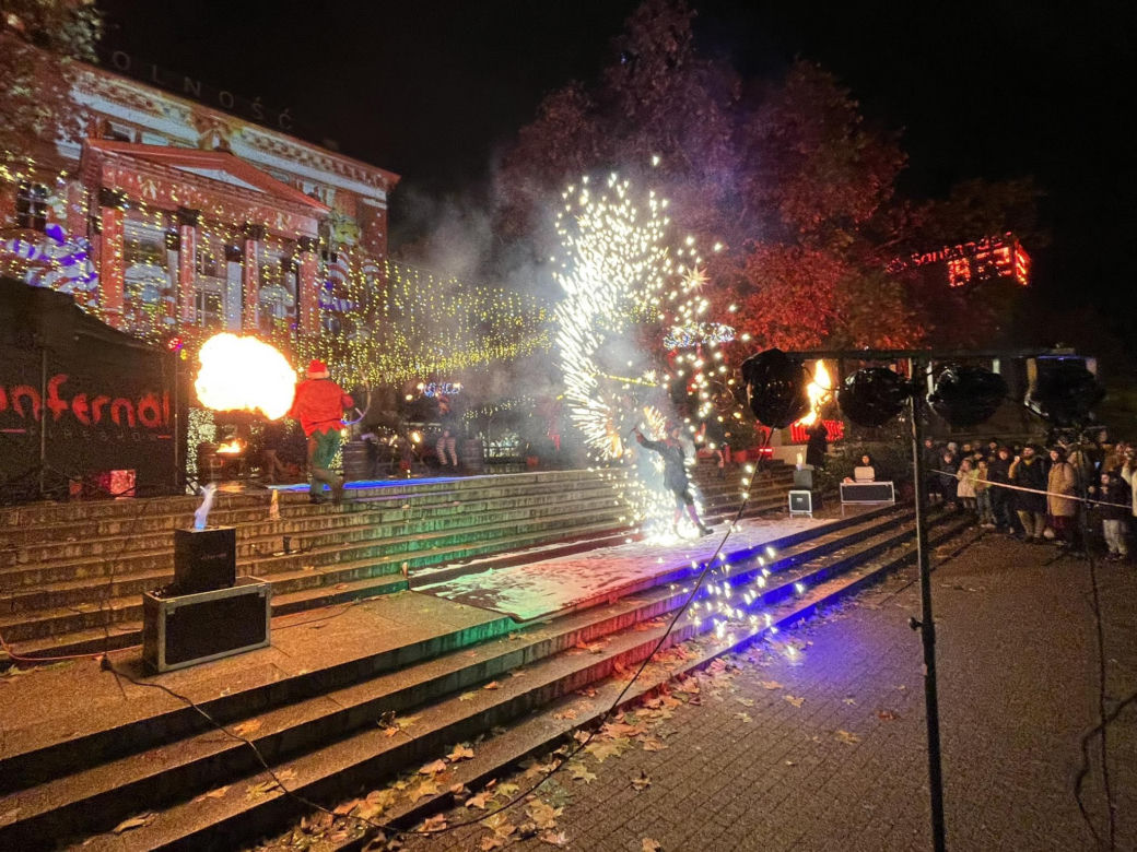 Betlejem Poznańskie 2023. Zimowe Fire Show na placu Wolności w Poznaniu